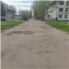Жители Енисейска добилась капремонта разбитых дорог в военном городке