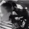 В Красноярске полицейские помогли беременной женщине добраться в час пик до роддома (видео)