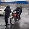 Уходивший от полицейской погони мотоциклист жестко сбил женщину в Норильске (видео)