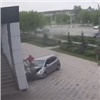 «Стало плохо за рулем»: автомобилист влетел в здание в Ачинске (видео)