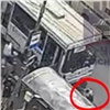 Автобус сбил подростка на остановке в Красноярске (видео)