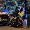 В центре Красноярска инспектор мотобата врезался в такси во время погони за эндуристом (видео)
