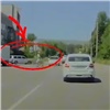 Ребенок на самокате угодил в ДТП с двумя машинами в Минусинске (видео)