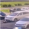 Ребенок на велосипеде угодил под машину в Красноярске (видео)