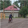 «Надо экономить топливо»: глава Минусинска стал ездить на работу на велосипеде (видео)