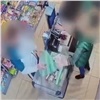 В Красноярске кассиршу магазина и ее сожителя осудили за махинации с покупками (видео)