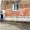 В центре Красноярска закрашивают вандальные надписи на фасадах домов