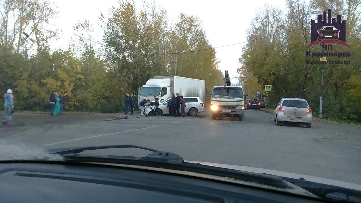 В Красноярске пьяный водитель устроил ДТП и уснул на дороге / Происшествия  Красноярска и Красноярского края / Newslab.Ru