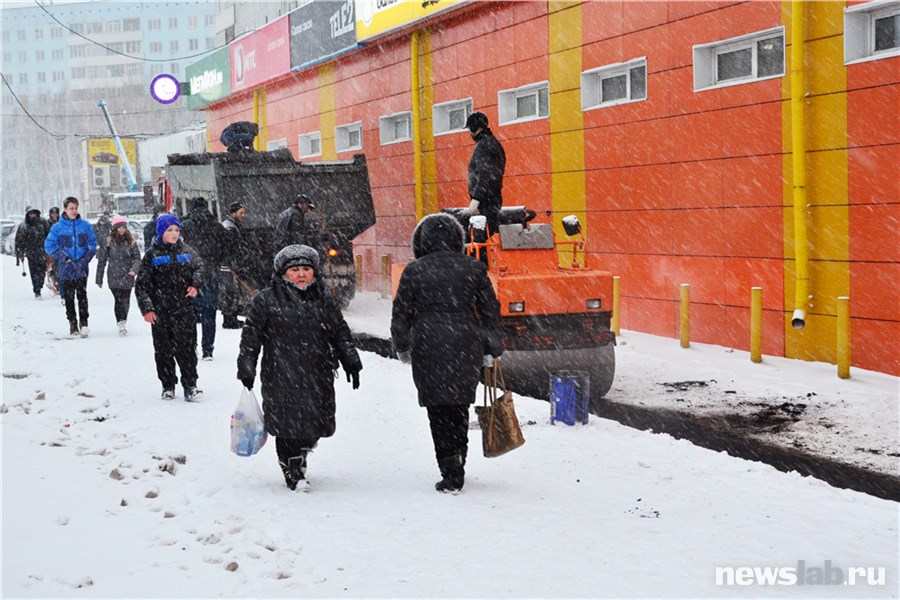 Погода в сосновоборске красноярский край на неделю. Укладка асфальта в снег. Укладка асфальта в Красноярске в снег. Сосновоборск дождь.