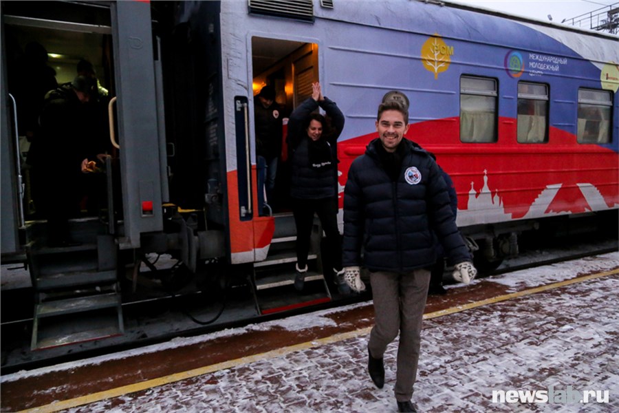 Поезд дружбы что это. Поезда дружбы на Украине. Фото поезда дружбы. Поезд дружбы в Крым 2014. Поезд дружбы в Крым 1992.