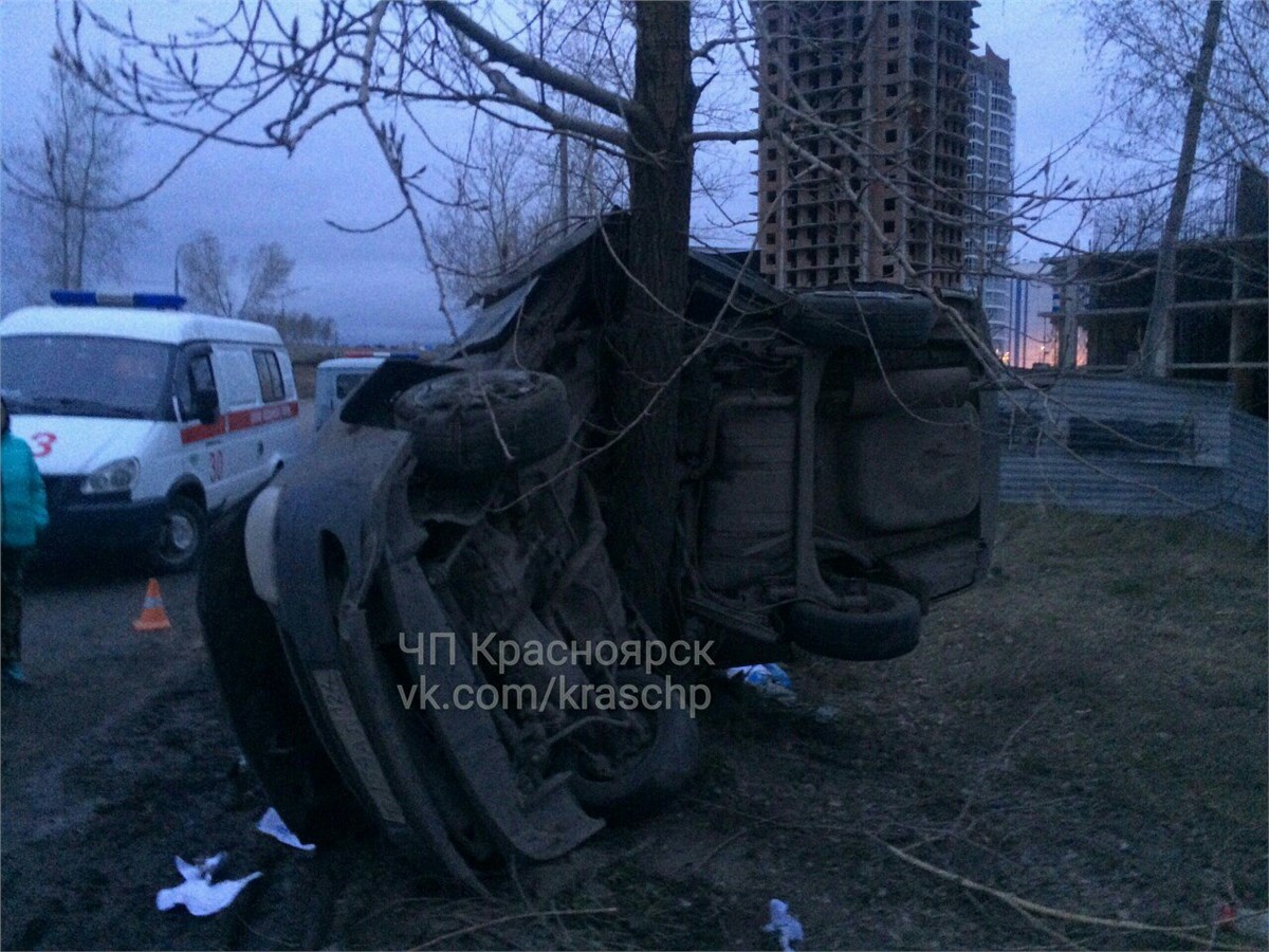 Разбитая «Приора» повисла на дереве после ДТП в красноярском Солнечном /  Происшествия Красноярска и Красноярского края / Newslab.Ru