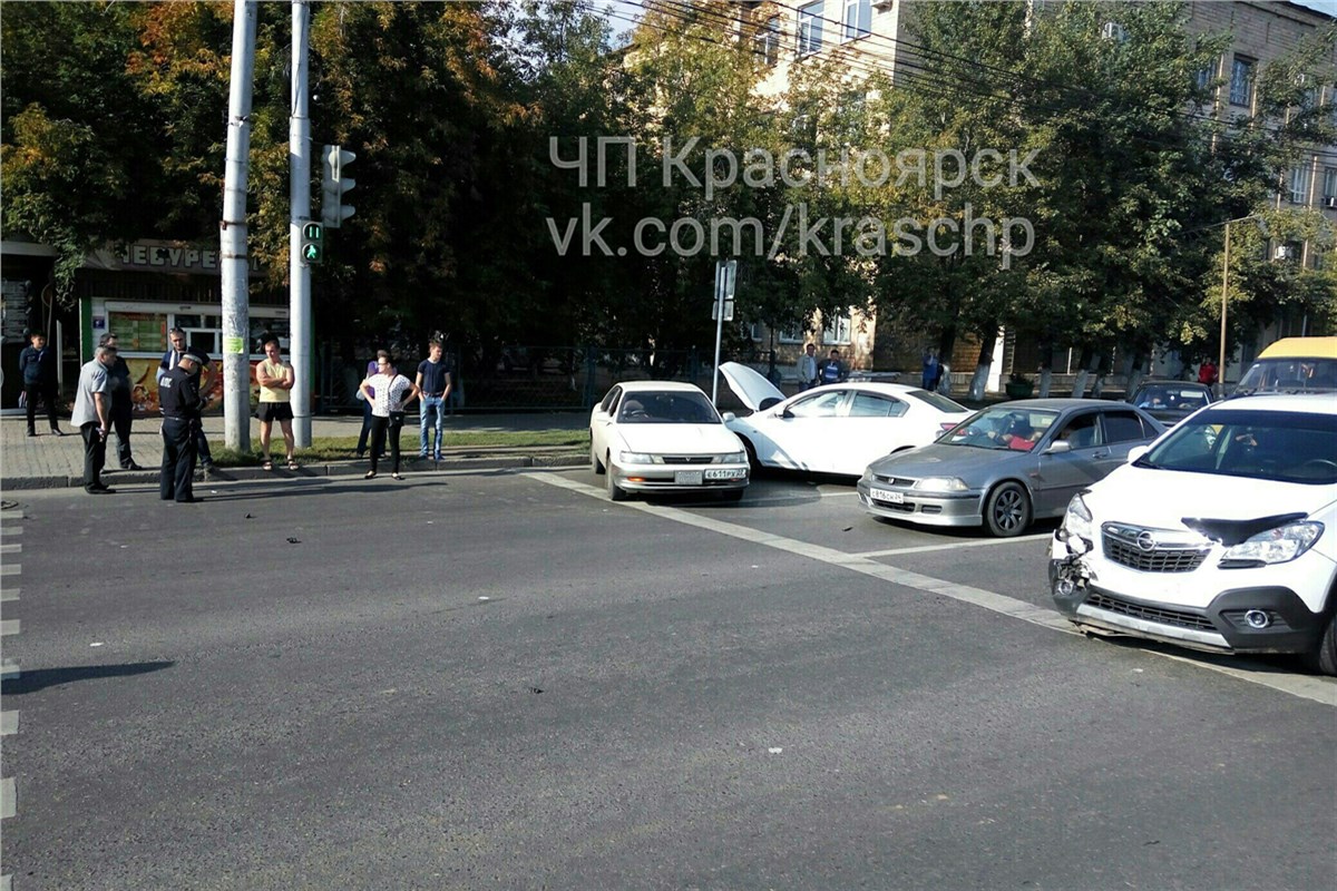 На ул. Партизана Железняка в Красноярске столкнулись три автомобиля (видео)  / Происшествия Красноярска и Красноярского края / Newslab.Ru