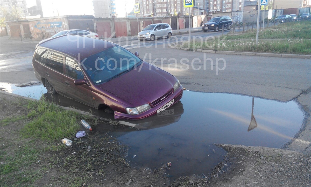 Автомобилист угодил в скрытую водой яму / Происшествия Красноярска и  Красноярского края / Newslab.Ru