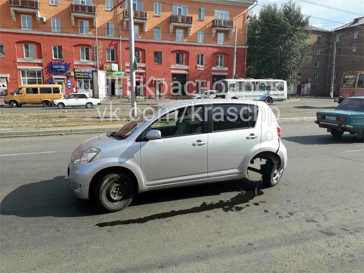 Автоледи слетела с колес на правобережье Красноярска / Происшествия  Красноярска и Красноярского края / Newslab.Ru