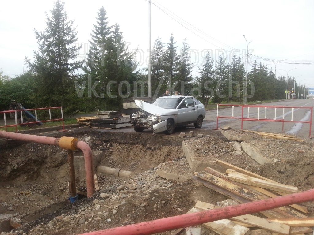 ВАЗ с пьяным водителем улетел в яму на Дубровинского (видео)