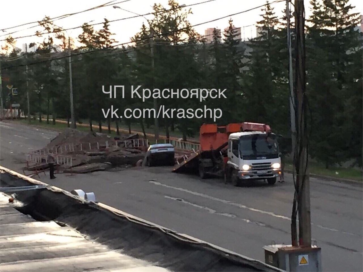 ВАЗ с пьяным водителем улетел в яму на Дубровинского (видео)