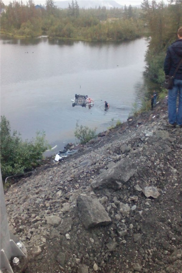 Озерах водителем. Автомобиль упал в озеро. Машина упала в озеро Ухта Озерный.