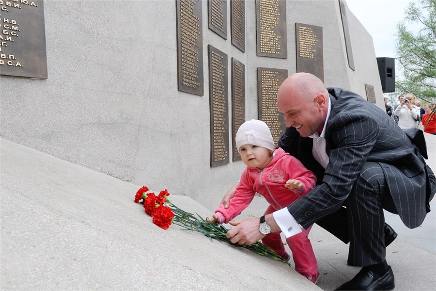 Улицы герой красноярск. Мемориал на Красноярск Малиновского. Первый председатель Красноярского мемориала. Памятники героям в Красноярске.