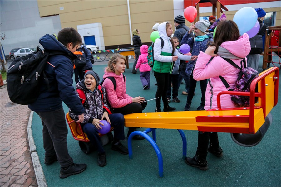 Детская площадка островками. Соревнования на территории школы. Детский городок в центре Красноярска.
