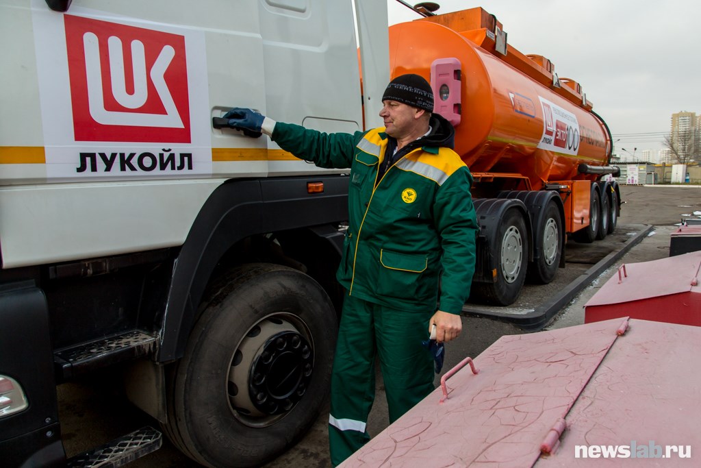 Лукойл красноярск. Бензовозы Красноярскнефтепродукт. Бензовоз Лукойл. Бензовоз на АЗС.