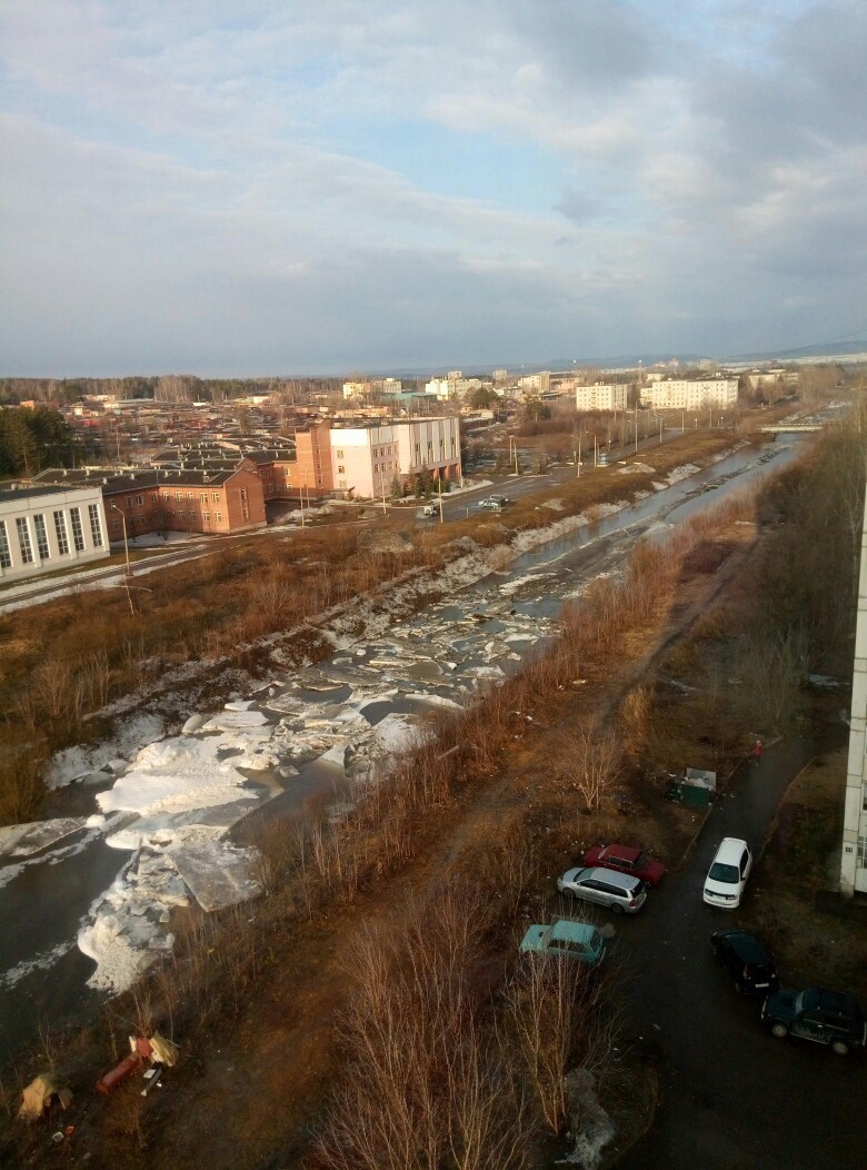 В Зеленогорске река на час вышла из берегов и затопила центральные улицы  (видео) / Происшествия Красноярска и Красноярского края / Newslab.Ru