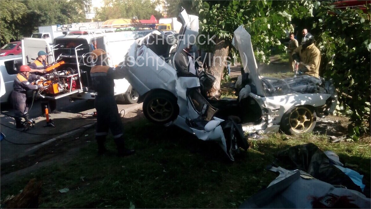 На правом берегу Nissan Skyline смяло об дерево: водитель и пассажир  погибли / Происшествия Красноярска и Красноярского края / Newslab.Ru