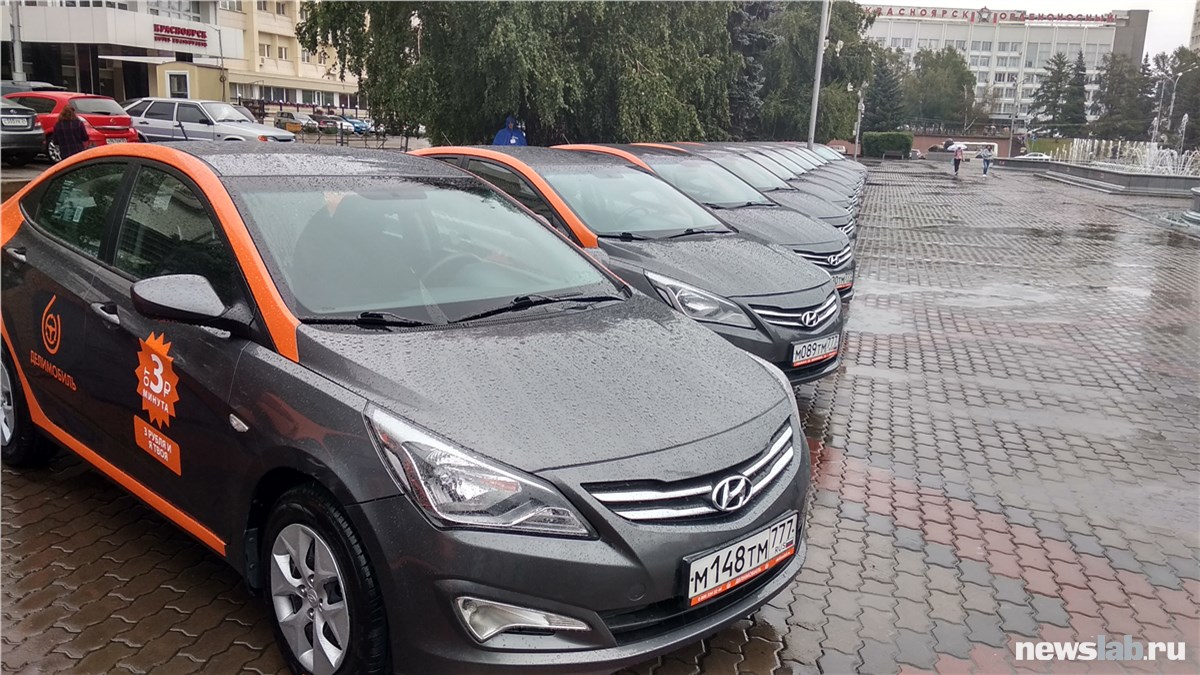 Автопрокат красноярск. Toyota Camry каршеринг. Тойота Камри Делимобиль. Форд Мондео каршеринг. Машина напрокат.