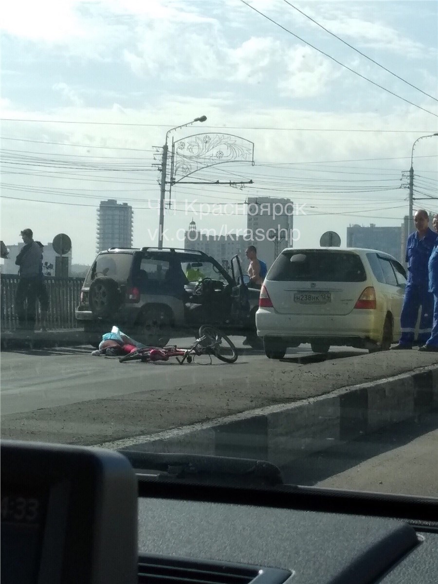 На красноярском мосту погибла велосипедистка: молодую женщину сбили сразу  две машины / Происшествия Красноярска и Красноярского края / Newslab.Ru