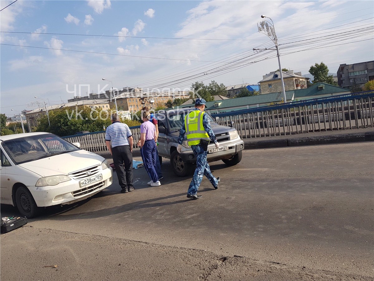 На красноярском мосту погибла велосипедистка: молодую женщину сбили сразу  две машины / Происшествия Красноярска и Красноярского края / Newslab.Ru