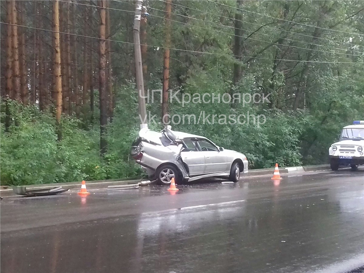 В Красноярске пьяный водитель уходил от погони и смял машину о столб /  Происшествия Красноярска и Красноярского края / Newslab.Ru