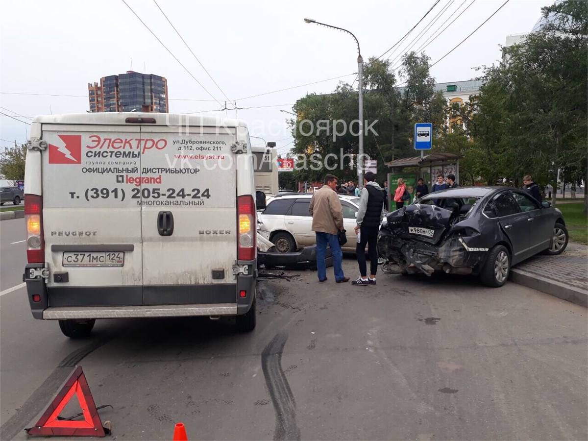 На «Медакадемии» Peugeot вытолкнул две легковые машины на остановку.  Водителя увезли на скорой / Происшествия Красноярска и Красноярского края /  Newslab.Ru