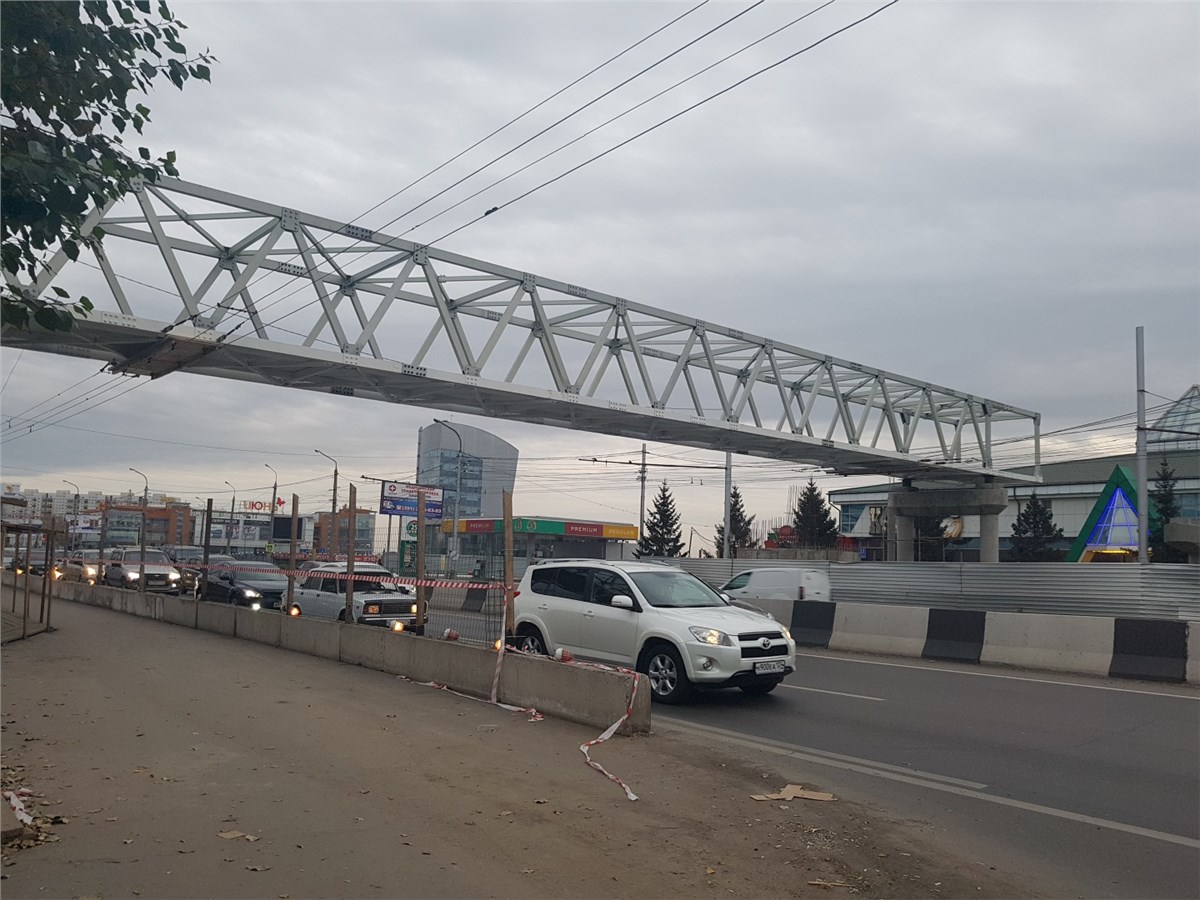 В Красноярске за ночь возвели пешеходный мост / Новости общества  Красноярска и Красноярского края / Newslab.Ru