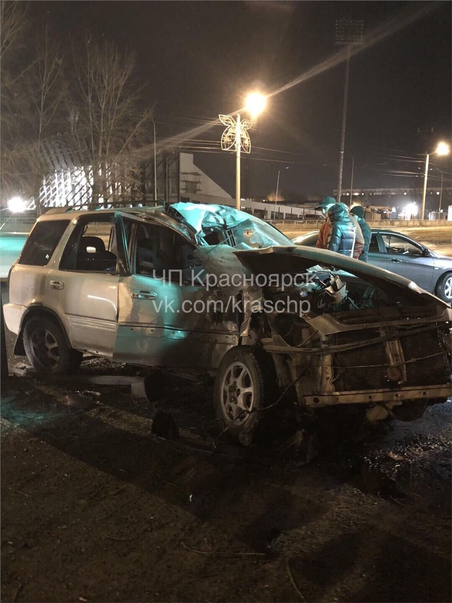 Пьяный на Camry жёстко протаранил кроссовер и пустился в бега. Очевидец  гнался за ним 3 круга / Происшествия Красноярска и Красноярского края /  Newslab.Ru