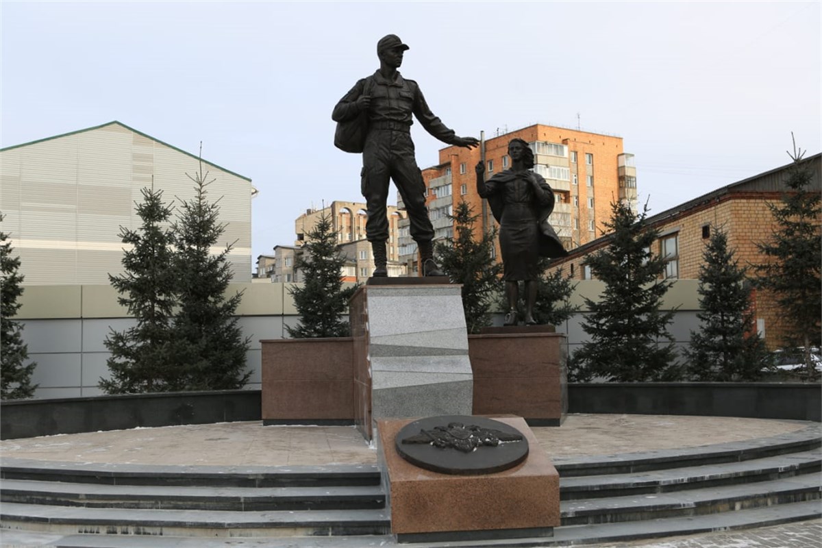 Красноярский пункт. Памятник призывнику в Красноярске. Памятники в Красноярске Железнодорожном районе. Памятник Красноярского района. Памятники возле ЖД вокзала Красноярск.