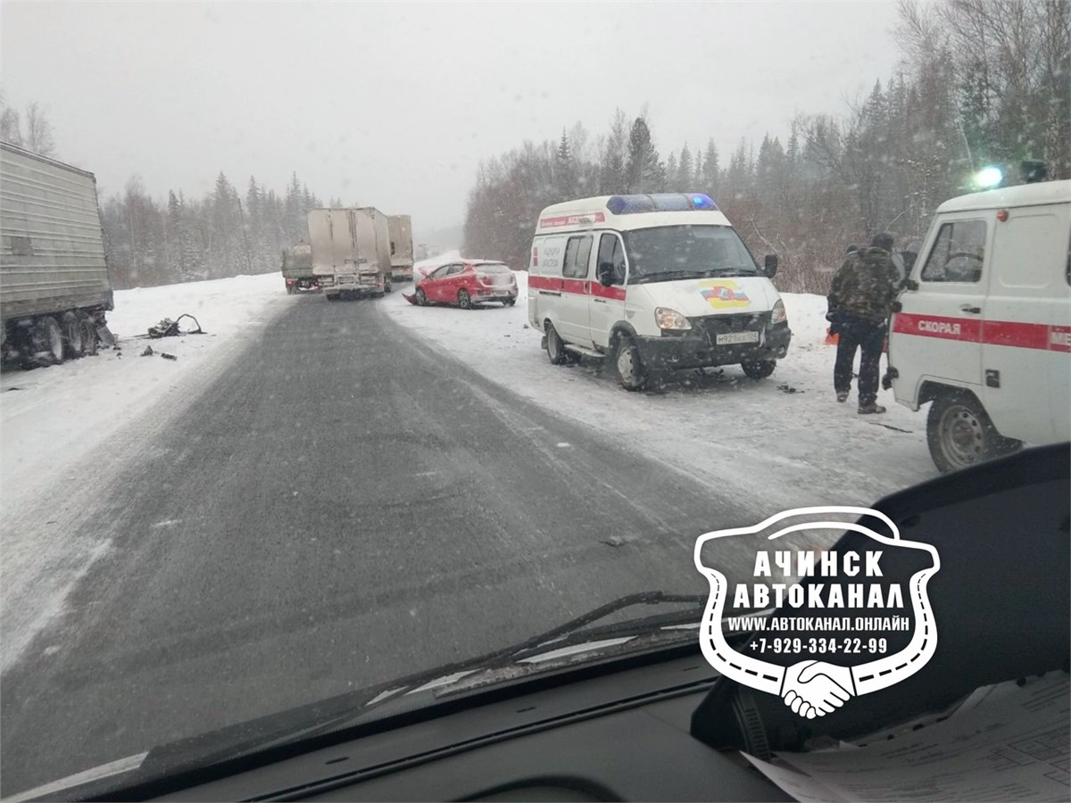 На трассе под Красноярском произошло тройное ДТП. Женщина попала в больницу  (видео) / Происшествия Красноярска и Красноярского края / Newslab.Ru