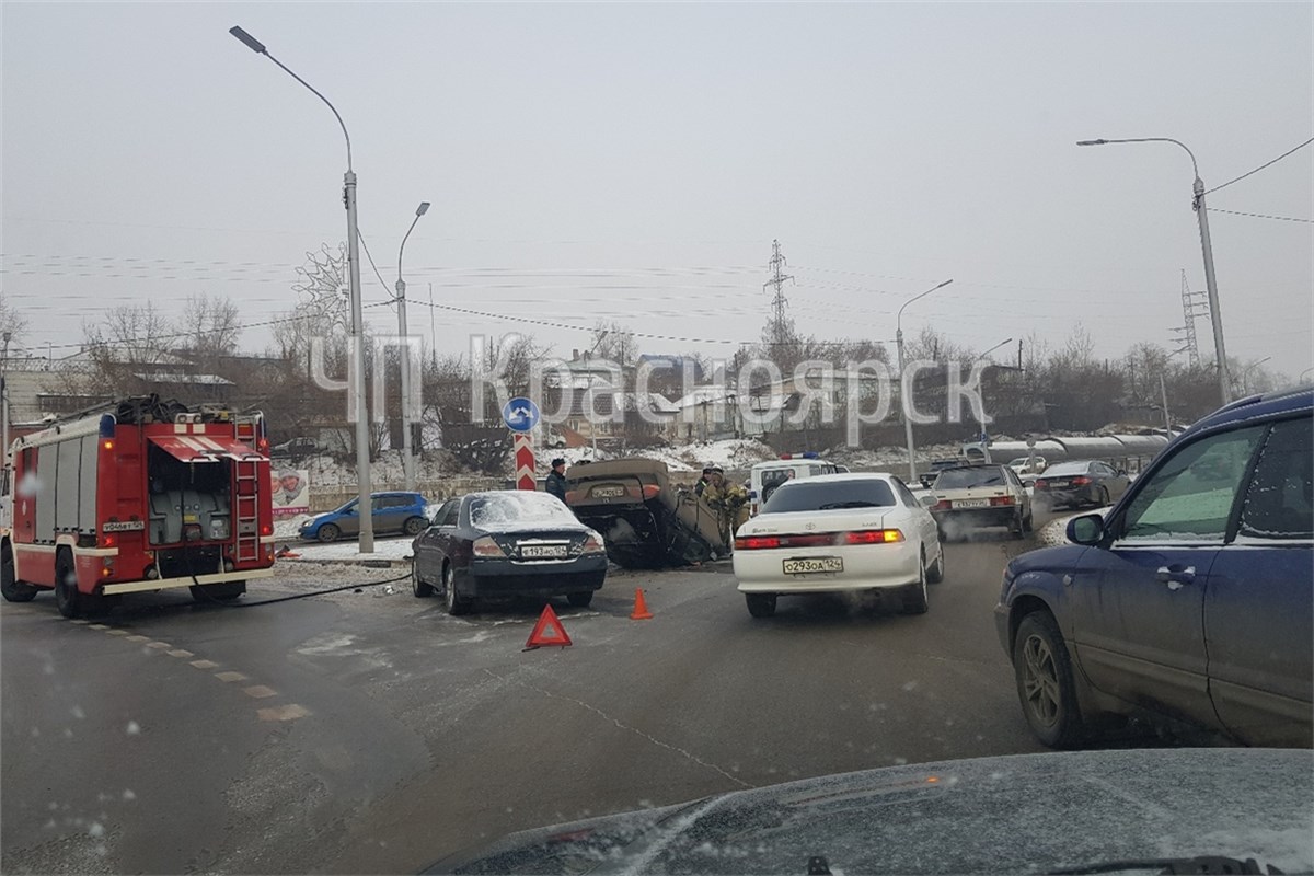 Адепт внутреннего кольца»: автоледи на Civic повернула направо со второго  ряда и устроила ДТП с перевертышем (видео) / Происшествия Красноярска и  Красноярского края / Newslab.Ru