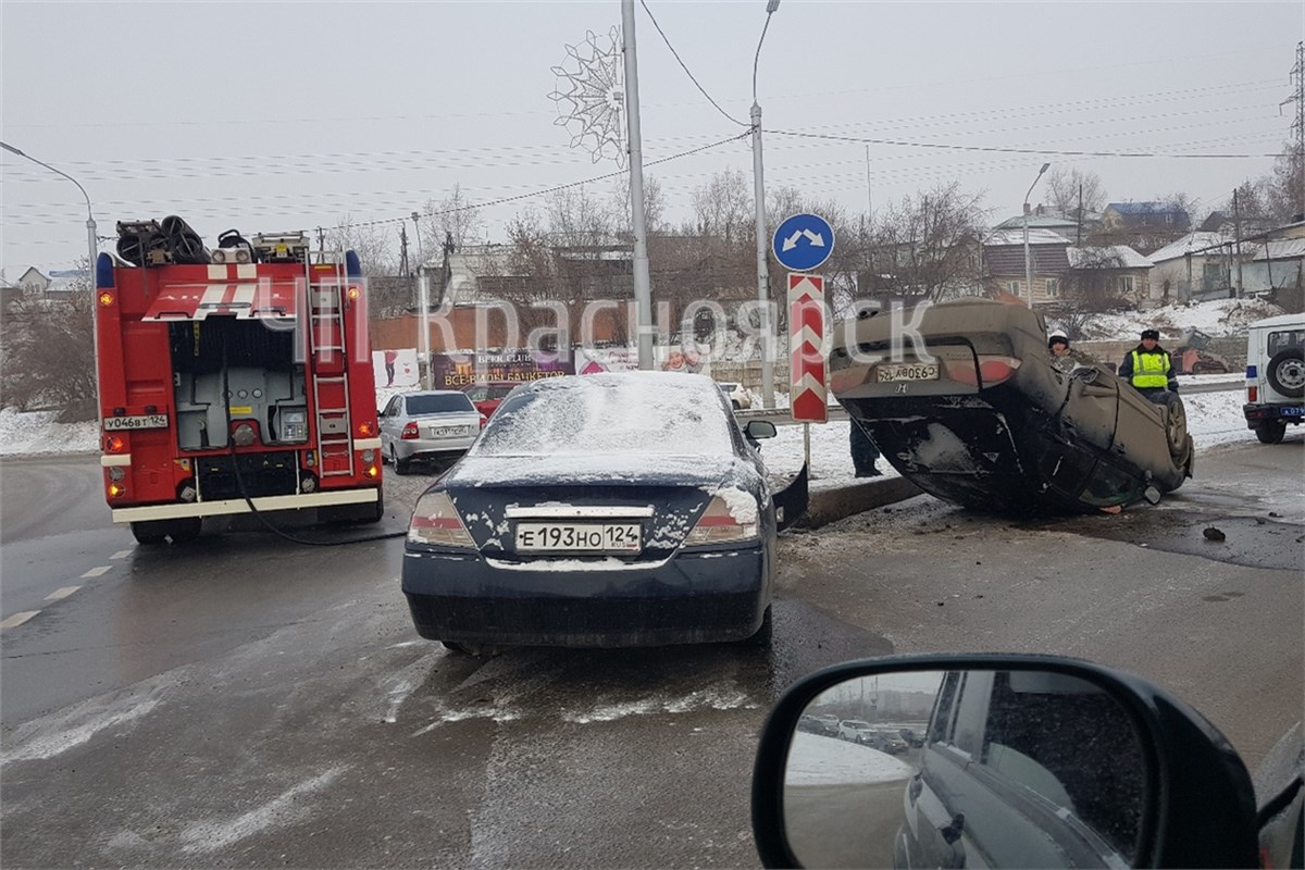 Адепт внутреннего кольца»: автоледи на Civic повернула направо со второго  ряда и устроила ДТП с перевертышем (видео) / Происшествия Красноярска и  Красноярского края / Newslab.Ru