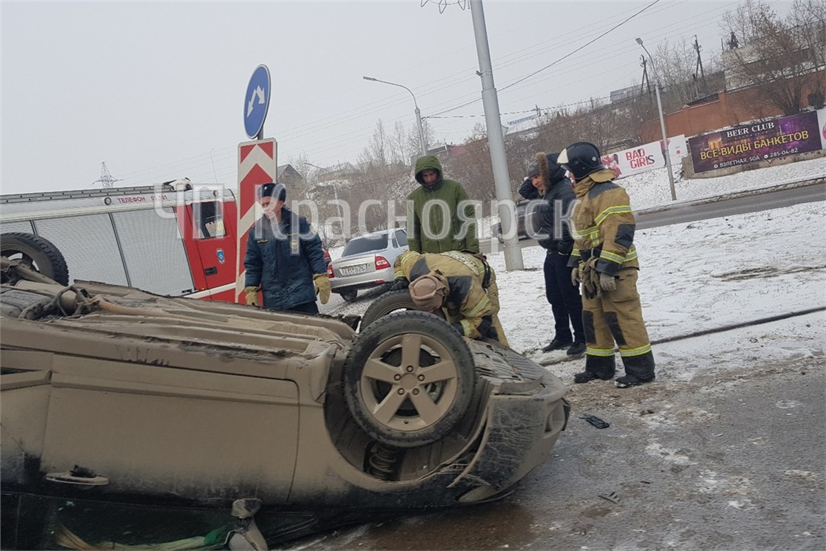 «Адепт внутреннего кольца»: автоледи на Civic повернула направо со второго  ряда и устроила ДТП с перевертышем (видео) / Происшествия Красноярска и  Красноярского края / Newslab.Ru