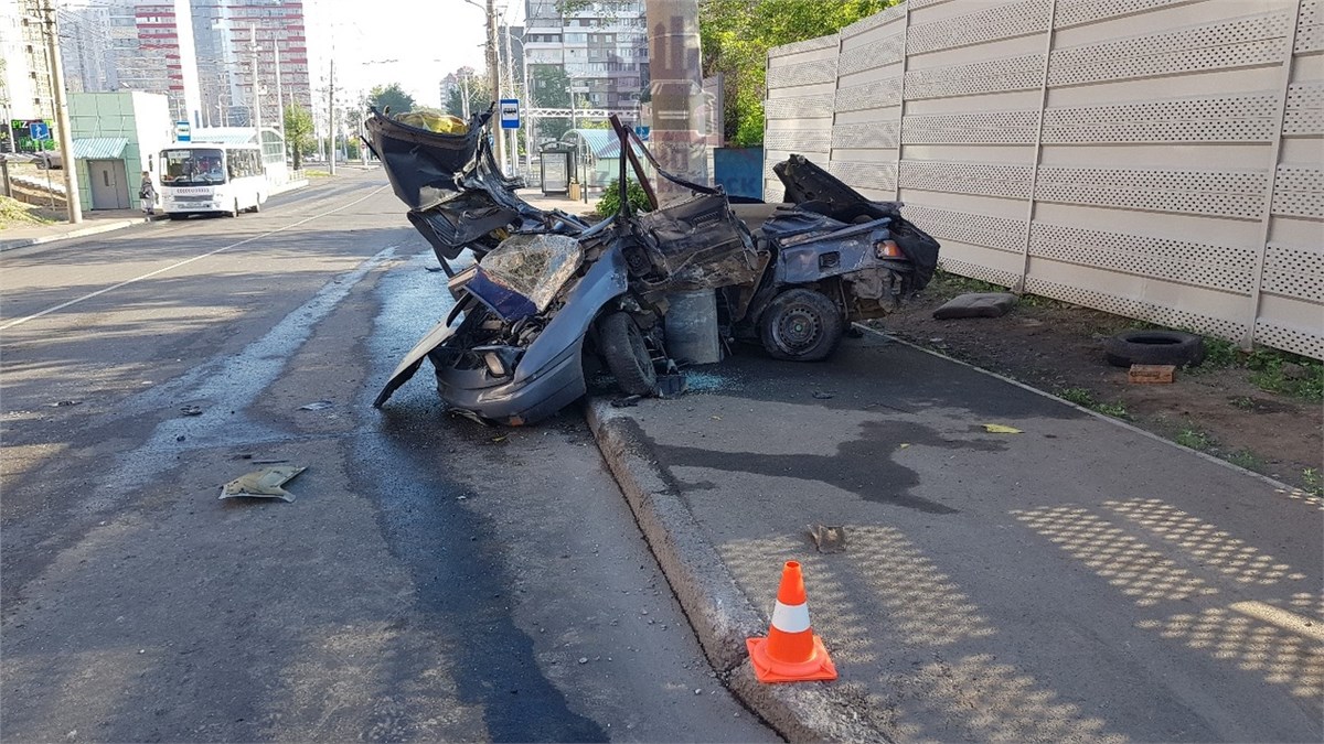 В Красноярске Mazda «обняла» столб на Киренского. Водитель и пассажир  погибли, еще двое в больнице (видео) / Происшествия Красноярска и  Красноярского края / Newslab.Ru