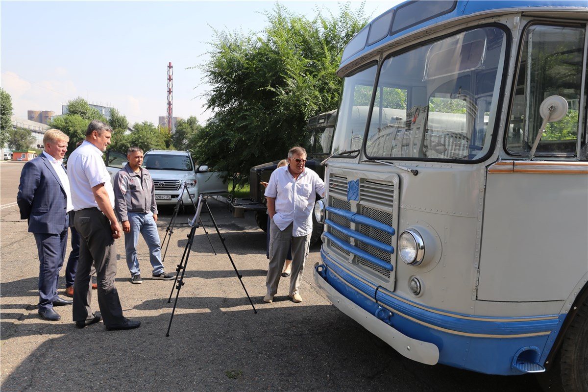 На Красноярском алюминиевом заводе открылась выставка ретро-автомобилей /  Новости общества Красноярска и Красноярского края / Newslab.Ru