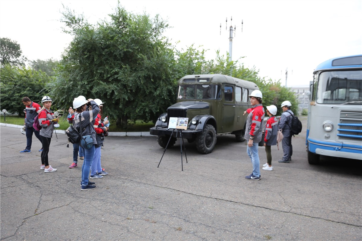 На Красноярском алюминиевом заводе открылась выставка ретро-автомобилей /  Новости общества Красноярска и Красноярского края / Newslab.Ru