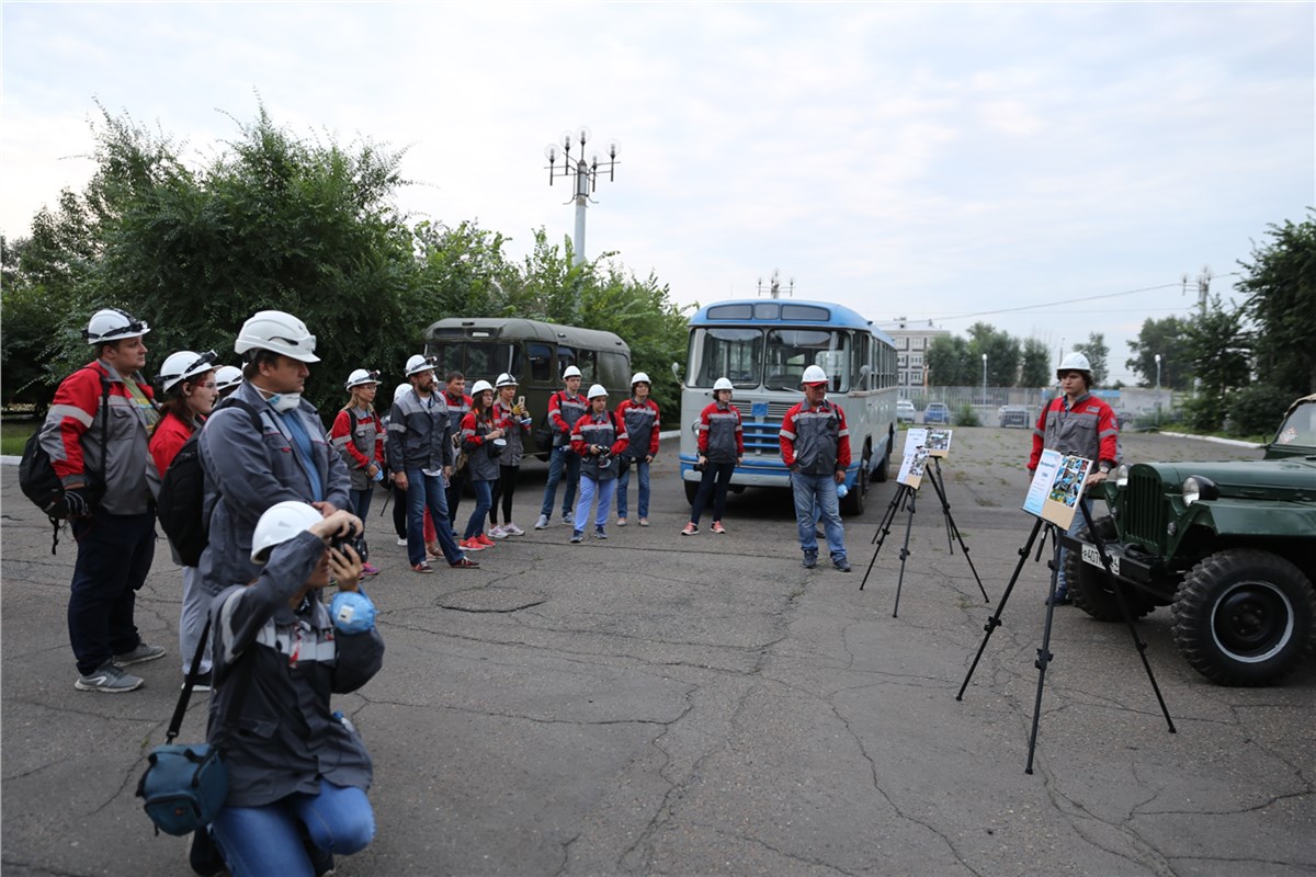 На Красноярском алюминиевом заводе открылась выставка ретро-автомобилей /  Новости общества Красноярска и Красноярского края / Newslab.Ru