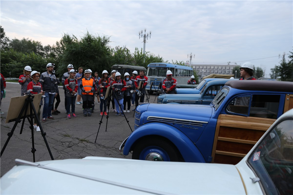 На Красноярском алюминиевом заводе открылась выставка ретро-автомобилей /  Новости общества Красноярска и Красноярского края / Newslab.Ru