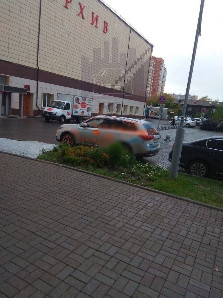 В Красноярске припаркованный возле городского архива Mitsubishi изуродовали  пошлыми рисунками