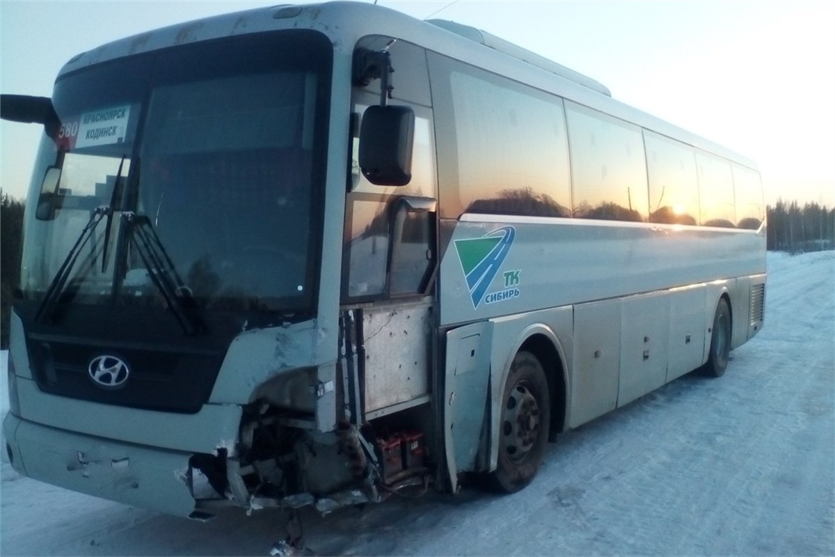 На трассе в Красноярском крае «Жигули» разбились всмятку в смертельной  аварии с автобусом / Происшествия Красноярска и Красноярского края /  Newslab.Ru