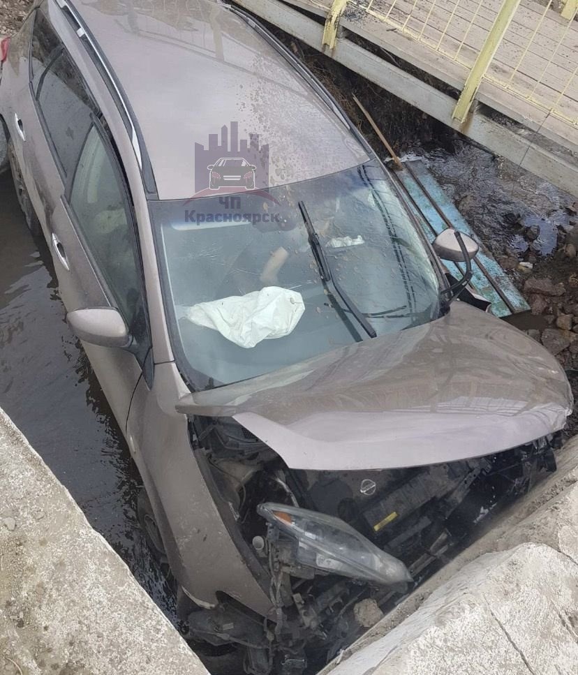 В Зыково Nissan промазал мимо моста и застрял в бетонном водостоке /  Происшествия Красноярска и Красноярского края / Newslab.Ru