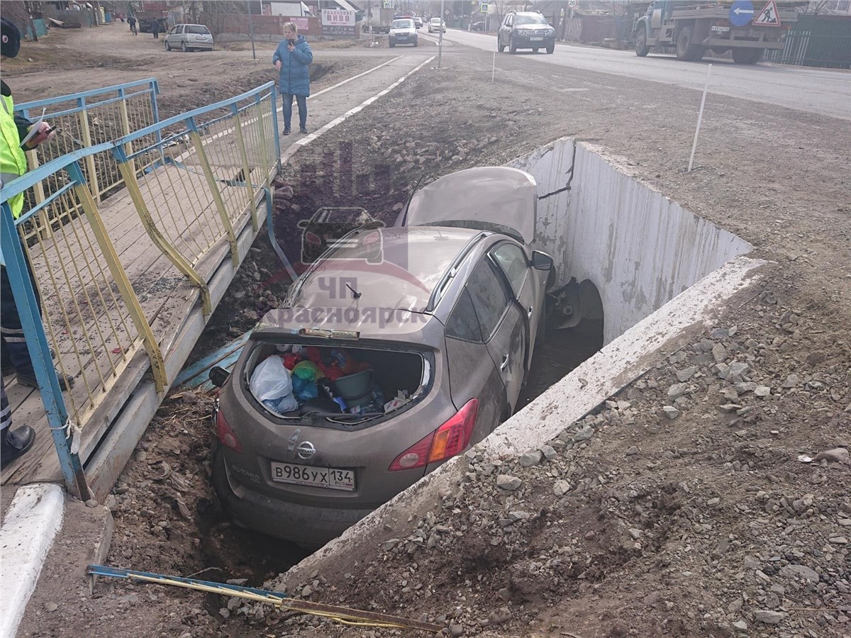 В Зыково Nissan промазал мимо моста и застрял в бетонном водостоке /  Происшествия Красноярска и Красноярского края / Newslab.Ru