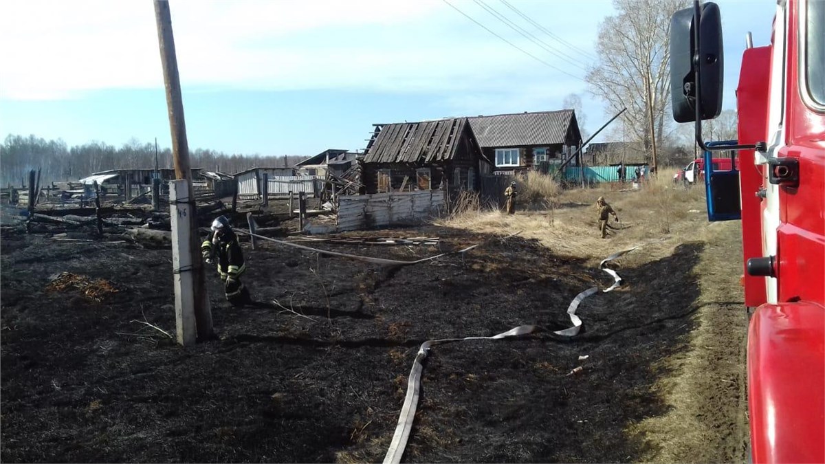 В Абанском районе жители деревни подожгли траву и спалили пять заброшенных  домов. Жилые удалось отстоять / Происшествия Красноярска и Красноярского  края / Newslab.Ru