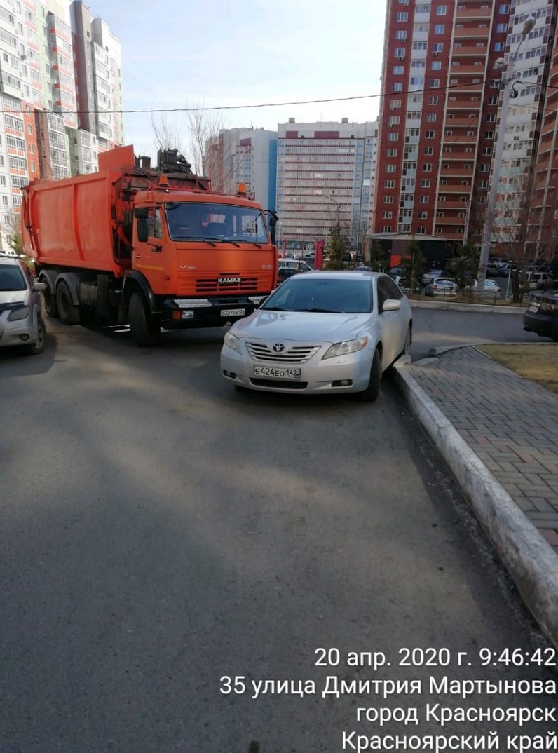 Дайте проехать мусоровозу!»: неправильно припаркованные авто красноярцев  мешают вывозу отходов / Новости общества Красноярска и Красноярского края /  Newslab.Ru