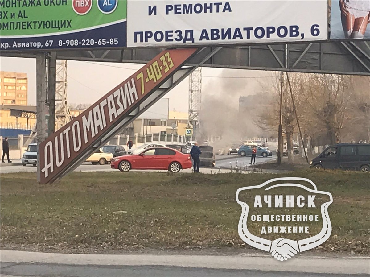 В Ачинске машина пробила бензобак на открытом колодце и загорелась (видео)  / Происшествия Красноярска и Красноярского края / Newslab.Ru